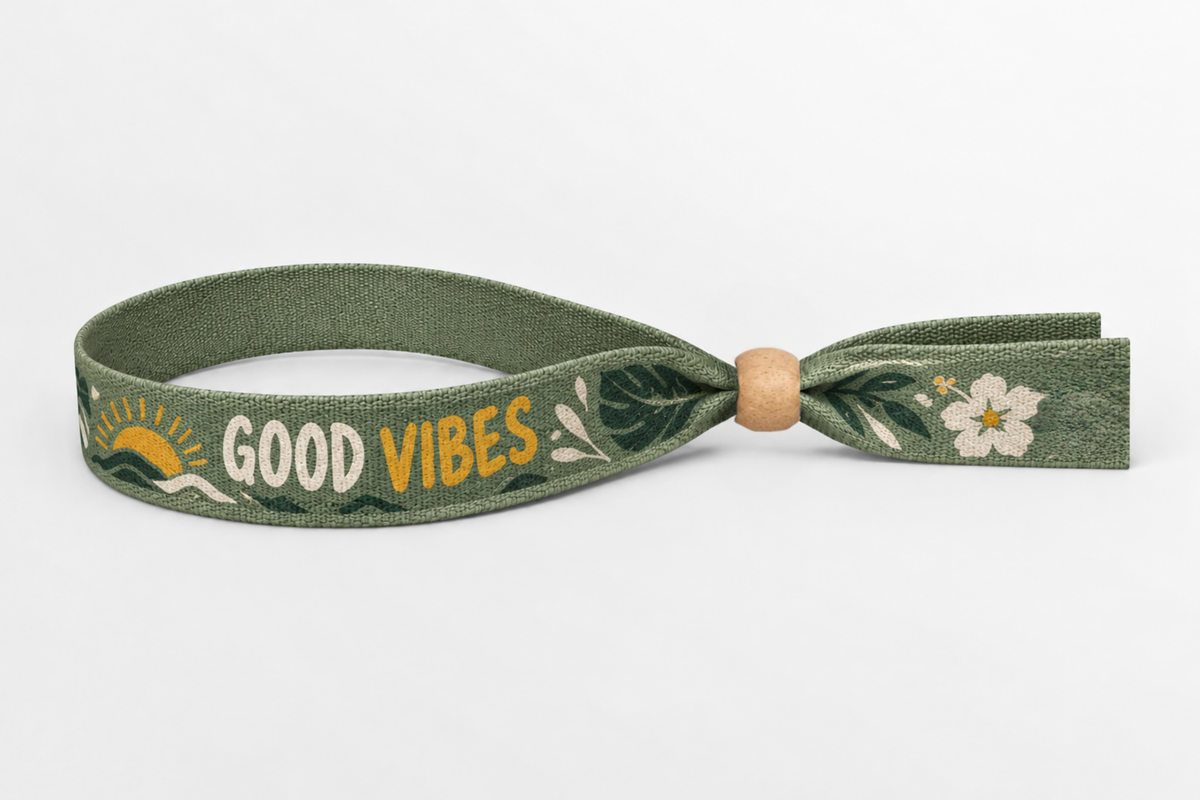 Žalia bambuko medžiagos apyrankė su Good Vibes spauda ir mediniu užsegimu
