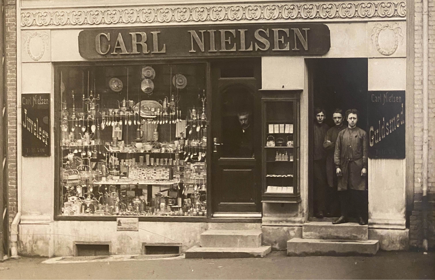 Carlo Nielseno parduotuvės ekspozicija iš JM Band®.