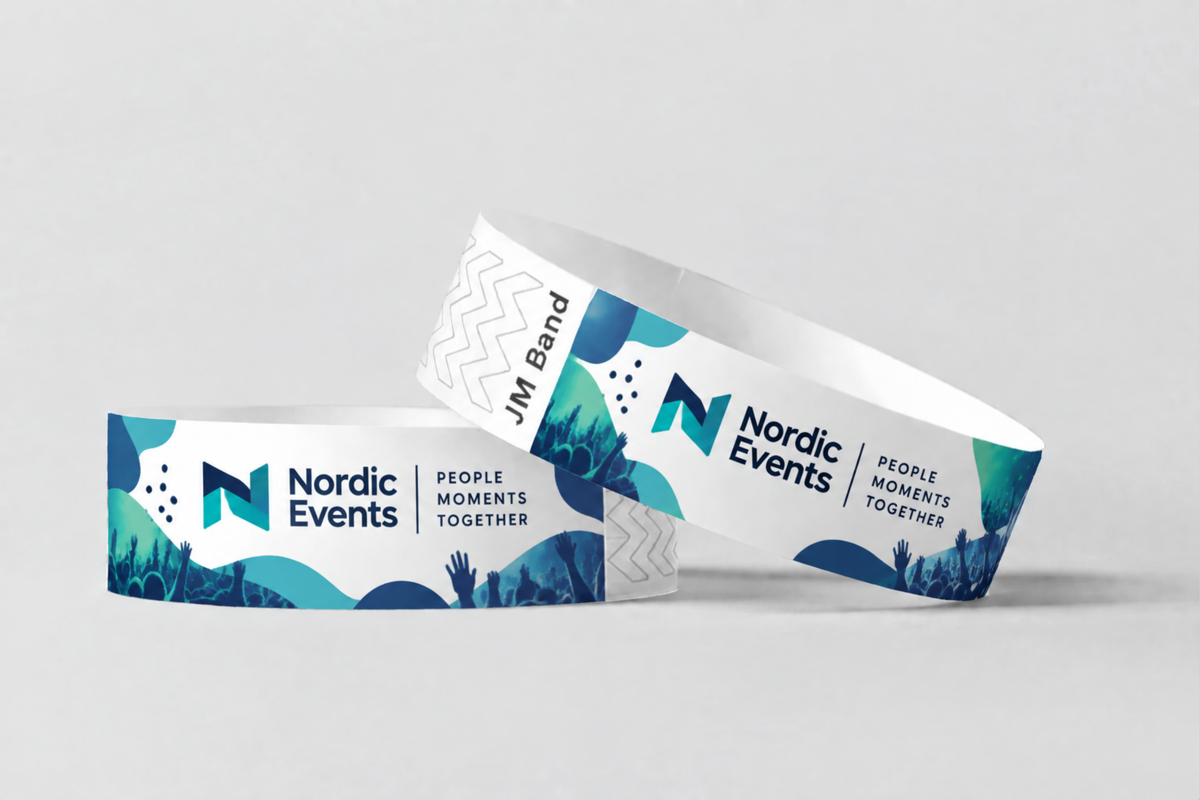 Dvi popierinės apyrankės su spalvotu mėlynai žaliu renginio logotipu