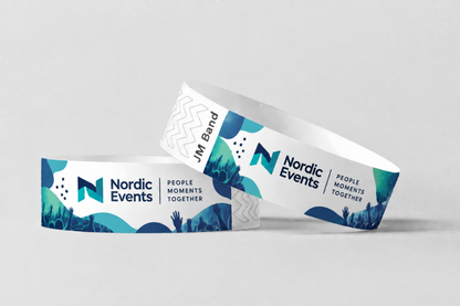 Dvi popierinės apyrankės su spalvotu mėlynai žaliu renginio logotipu