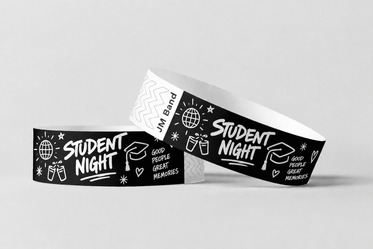 Dvi juodos popierinės apyrankės su balta studentų vakaro spauda