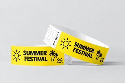 Dvi geltonos popierinės apyrankės su vasaros festivalio spauda