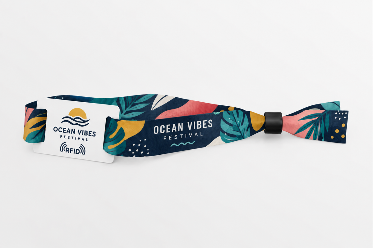 RFID rPET medžiaginė apyrankė su spalvinga tropinio festivalio spauda