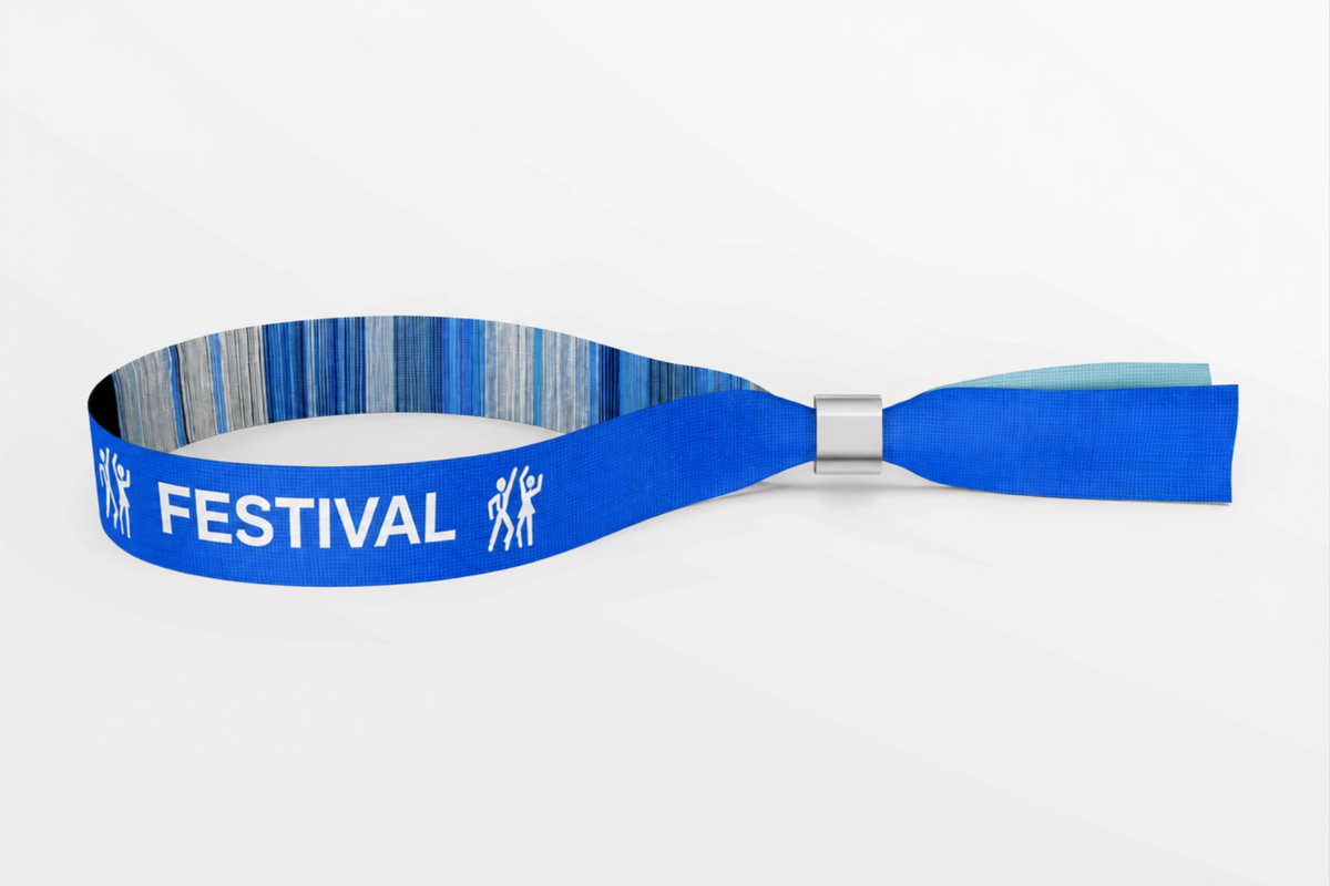 Mėlyna austinė medžiaginė apyrankė su baltu festivalio logotipu